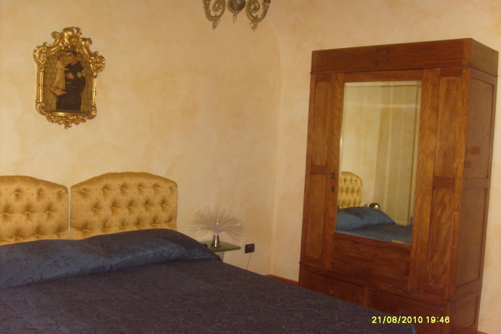 B&B Carolina Plebiscito R. Naples Room photo