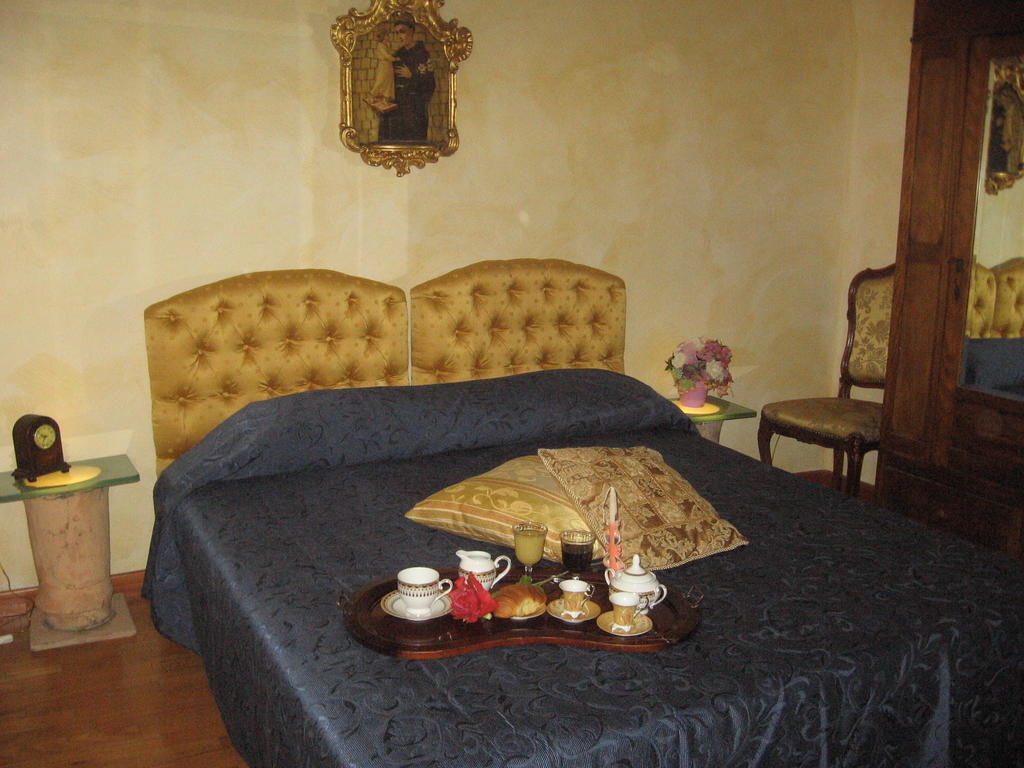 B&B Carolina Plebiscito R. Naples Room photo